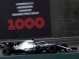 Lewis Hamilton z Mercedesu počas prvého tréningu na Veľkú cenu Číny.