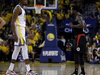 Momentka zo zápasu Golden State Warriors - Los Angeles Clippers. Domáci Kevin Durant (vľavo) a Patrick Beverley.