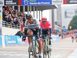 Peter Sagan prichádza do cieľa Paríž - Roubaix 2019.