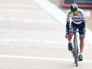 Peter Sagan prichádza do cieľa Paríž - Roubaix 2019.