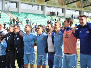 Hráči ŠK Slovan Bratislava sa radujú zo zisku titulu.