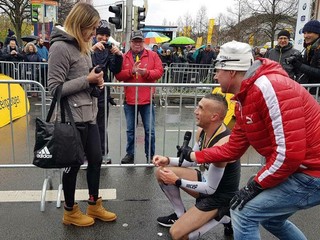 Gabriel Švajda požiadal v cieli priateľku o ruku.