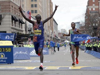 Lawrence Cherono (vľavo) v cieli Bostonského maratónu 2019.