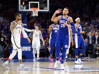 Ben Simmons vyzýva fanúšikov k potlesku.