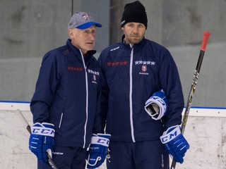 Hlavný tréner slovenskej hokejovej reprezentácie Craig Ramsay (vľavo) a tréner brankárov Ján Lašák.
