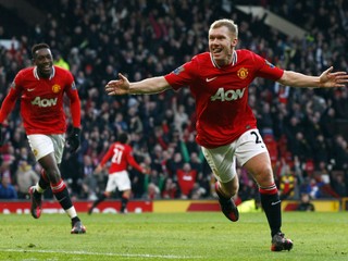 Paul Scholes (vpravo).