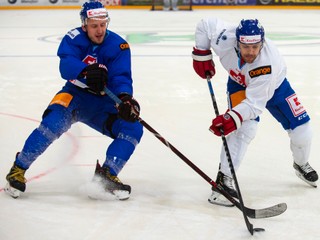 Na snímke vľavo Radovan Puliš a vpravo Rastislav Špirko počas tréningu slovenskej hokejovej reprezentácie v rámci Euro Hockey Challenge v nemeckom Kaufbeurne 12. apríla 2019. 