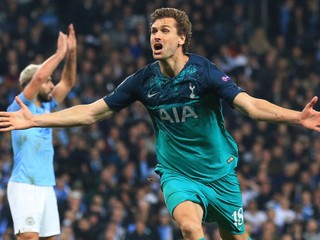 Futbalista Tottenhamu Fernando Llorente sa teší po strelení gólu v odvetnom zápase štvrťfinále Ligy majstrov Manchester City - Tottenham Hotspur na štadióne v Manchesteri 17. apríla 2019.