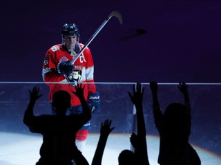 Aleksander Barkov z Floridy Panthers sa teší s fanúšikmi po tom, čo sa stal hviezdou zápasu po víťazstve v zápase zámorskej NHL proti Minnesote Wild 8. marca 2019 v Sunrise.