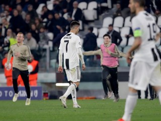 Futbalista Juventusu Turín Cristiano Ronaldo odchádza z ihriska po odvetnom zápase štvrťfinále Ligy majstrov Juventus Turín - Ajax Amsterdam 16. apríla 2019 v Turíne.