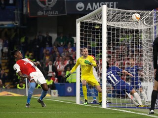 Hosťujúci Simon Deli si strieľa vlastný gól v zápase Chelsea Londýn - Slavia Praha.