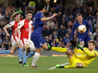 Pedro strieľa gól v zápase Chelsea Londýn - Slavia Praha.
