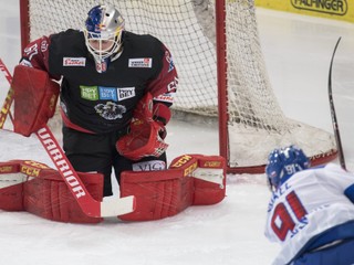 Matúš Sukeľ strieľa v zápase Rakúsko - Slovensko v príprave na MS v hokeji 2019.