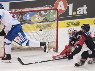 Martin Štajnoch strieľa gól v zápase Rakúsko - Slovensko.