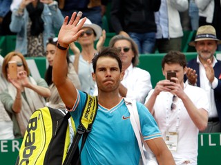 Španielsky tenista Rafael Nadal máva divákom po prehre proti Talianovi Fabiovi Fogninimu počas semifinálového zápasu na turnaji ATP v Monte Carle 20. apríla 2019.