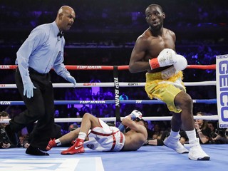 Prestížny boxerský zápas rozhodol kontroverzný úder pod pás