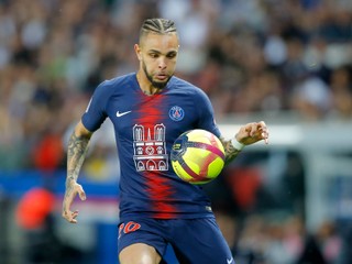Layvin Kurzawa v drese s motívom katedrály Notre Dame.