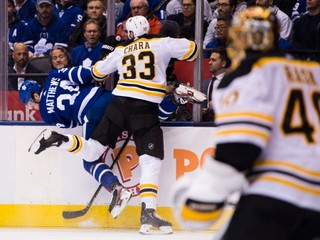 Zdeno Chára na momentke zo zápasu Boston Bruins - Toronto Maple Leafs v play off NHL 2018/2019.