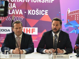 Zľava: Prezident Slovenského zväzu ľadového hokeja (SZĽH) Martin Kohút a primátor mesta Bratislava Matúš Vallo počas tlačovej konferencie Organizačného výboru IIHF majstrovstiev sveta (MS) v ľadovom hokeji 2019 v súvislosti so spoluprácou a prípravou miest Bratislava a Košice na MS 2019.