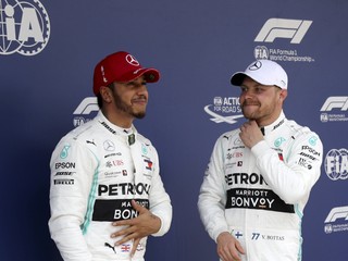 Hamilton si myslí, že Leclerc nedostáva priestor: Niečo podobné som zažil v McLarene