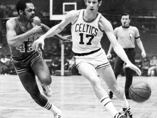 Basketbalista Bostonu Celtics John Havlicek (vpravo) a hráč Atlanty Walt Hazzard počas zápasu zámorskej basketbalovej NBA v Bostone 8. januára 1970.