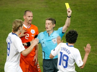 Ľuboš Micheľ (v strede) počas štvrťfinálového zápasu majstrovstiev Európy 2008 medzi Ruskom a Holandskom v Bazileji.