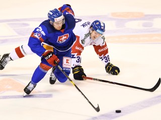 Na snímke zľava Marián Studenič (Slovensko) a Jakub Krejčík (ČR) v zápase Euro Hockey Challenge v ľadovom hokeji Slovensko - Česko v Trenčíne v piatok 26. apríla 2019.