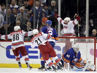 Jordan Staal (za bránou) sa raduje z rozhodujúceho gólu v predĺžení zápasu s New York Islanders.