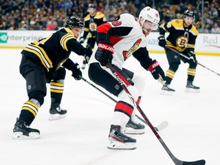 Mikkel Bödker (uprostred) v zápase proti Bostonu Bruins.