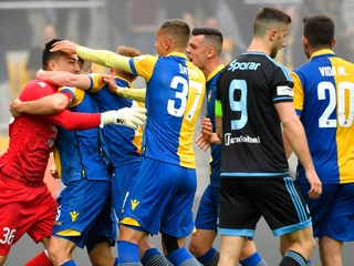 Momentka zo zápasu Dunajská Streda - Slovan Bratislava. Brankár Martin Jedlička dostáva pochvalu od spoluhráčov po chytenej penalte, pred nimi Andraž Šporar.