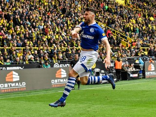 Daniel Caligiuri zo Schalke 04 oslavuje gól v zápase proti Borussii Dortmund.