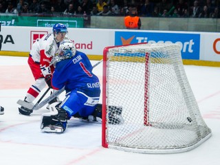 Marek Čiliak dostáva jeden z gólov v zápase Slovensko - Česko v príprave na MS v hokeji 2019.