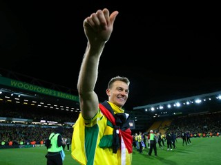 Hráč Norwich City Christoph Zimmermann oslavuje postup do Premier League.