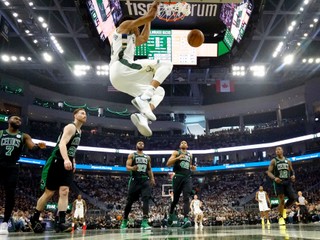 Momentka zo zápasu Milwaukee - Boston.