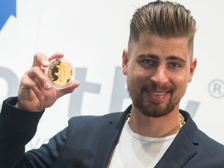 Na snímke slovenský cyklista Peter Sagan počas tlačovej konferencie pri príležitosti krstu svojej zlatej pamätnej medaily k trojnásobnému zisku titulu majstra sveta v cestnej cyklistike v Prahe 29. apríla 2019 v Prahe. Zlatá medaila váži 185 gramov a vydali ju v 100 kusovej sérii. K medaile patrí aj špeciálny certifikát.