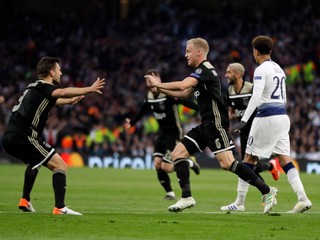 Donny van de Beek (tretí sprava) oslavuje gól v zápase s Tottenhamom.