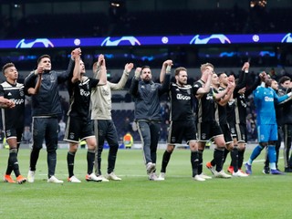Futbalisti Ajaxu Amsterdam po zápase semifinále Ligy majstrov Ligy Majstrov na štadióne Tottenhamu.