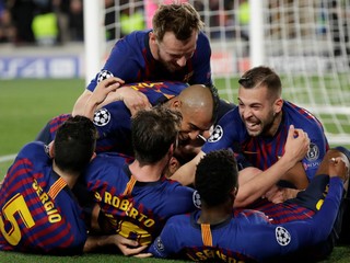 Futbalisti Barcelony oslavujú víťazstvo nad Liverpoolom v prvom zápase semifinále Ligy majstrov.