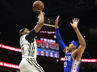 Vince Carter (vľavo) a jeho strelecký pokus v zápase proti Philadelphii 76ers.