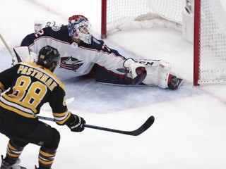 David Pastrňák z Boston Bruins prekonáva Sergeja Bobrovského z Columbus Blue Jackets.