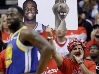 Momentka zo zápasu Houston - Golden State.