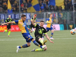 Róbert Boženík napáda Tomáša Huka v zápase Žilina - Dunajská Streda.