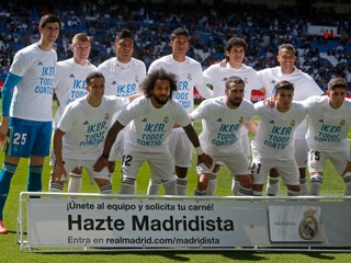 Futbalisti Realu Madrid pózujú s tričkami s nápisom "Iker, sme s tebou" na podporu svojho bývalého brankára Ikera Casillasa pred nedeľným stretnutím 36. kola najvyššej španielskej súťaže Real Madrid - FC Villarreal v Madride 5. mája 2019.