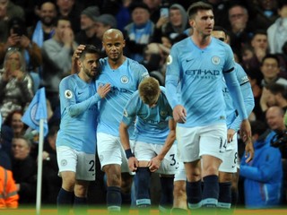 Vincent Kompany (druhý zľava) v drese Manchester City.