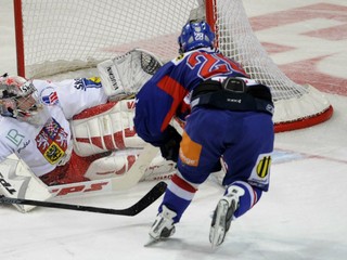 Adam Svoboda (vľavo) zneškodňuje príležitosť Slovákovi Lukášovi Hvílovi v prípravnom zápase v rámci oslavy storočnice česko-slovenského a českého hokeja 4. novembra 2008 v Prahe.