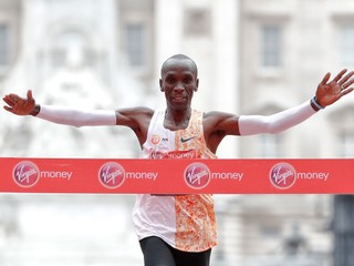 Eliud Kipchoge prichádza víťazne do cieľa tohtoročného Londýnskeho maratónu.