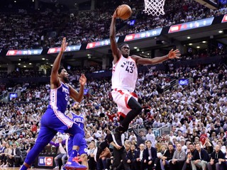Pascal Siakam zakončuje v zápase Toronto - Philadelphia.