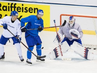 Slovenský hokejista Tomáš Tatár (C) a brankár Patrik Rybár počas tréningu slovenskej reprezentácie deň pred začiatkom Majstrovstiev sveta v ľadovom hokeji 2019.