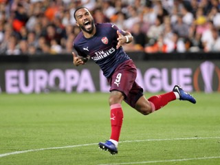 Alexandre Lacazette oslavuje gól do siete Valencie.