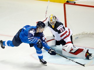 Kaapo Kakko dáva gól v zápase Fínsko - Kanada na MS v hokeji 2019.